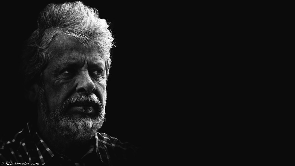 Un vieille homme inquiet pour sa santé qui a reconnu de nombreux symptôme lié au cancer de la prostate