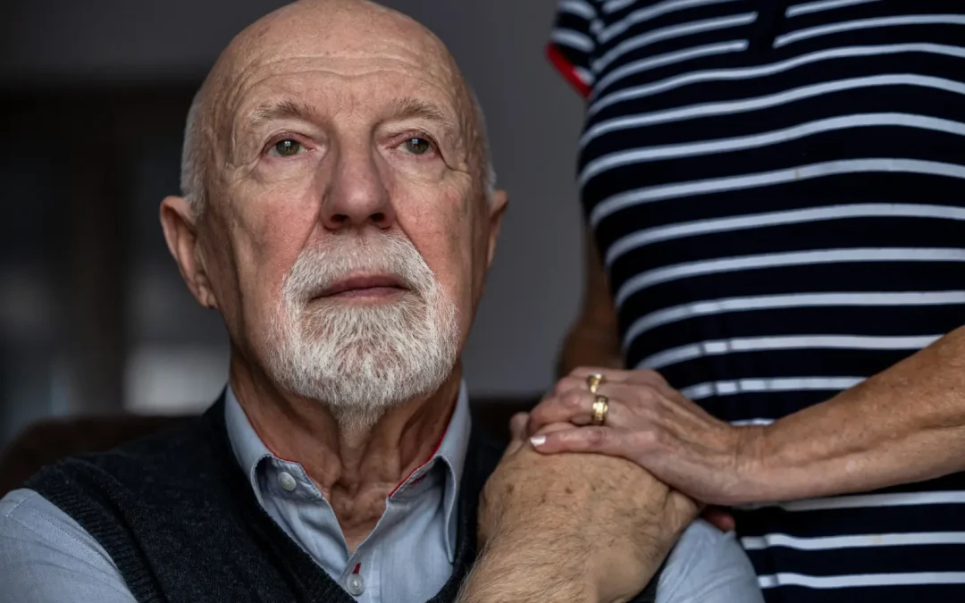 Un vieil homme se repose sur les urologues et sur sa femme pour la prise en charge médical de son cancer