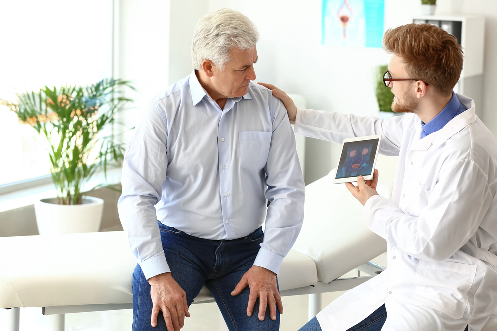 les dfférents examens de la prostate expliqué à un homme par un urologue