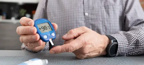 Un homme montre comment mesurer le diabete car il prédispose au cancer de la prostate