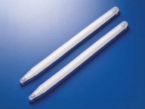Deux stents ou implants médicaux de forme cylindrique, translucides et striés, utilisés pour maintenir ou élargir un conduit biologique.